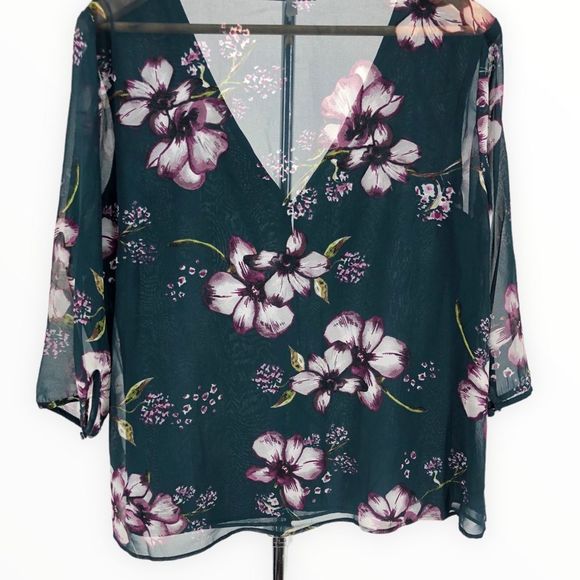 Cupcakes & Cashmere Tibet Floral V-Neck Button 3/4 Sleeve Blouse size Medium - Picture 9 of 15